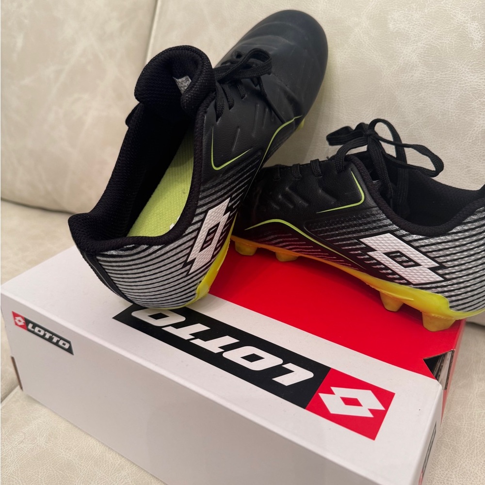 Lotto Black and Yellow Soccer Cleats